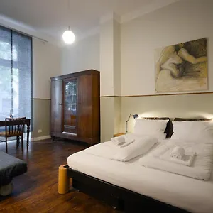Apartment Altbauwohnung Mit 3 Bädern, Berlin